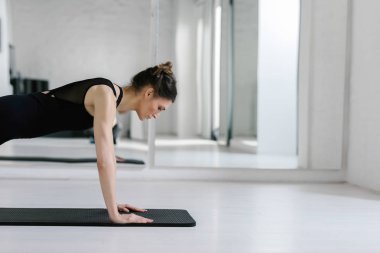 Mat Pilates Egzersiz yaparak oldukça beyaz kadın.