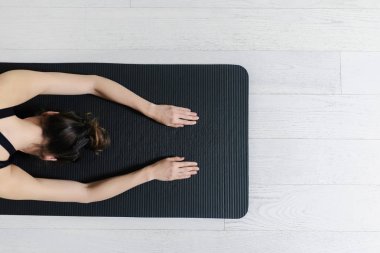 Mat fitness egzersiz yaparak kadının fotoğrafını yukarıda.