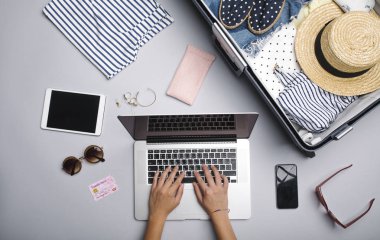Eller onu laptop yazarak unrecognisable kadın seyahat fotoğraf yukarıda.