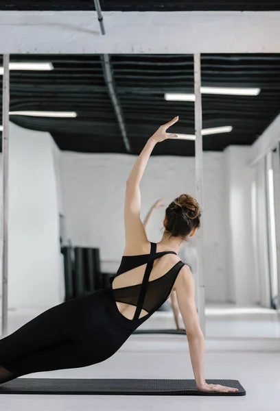 Mooie Kaukasische Vrouw Doen Pilates Oefeningen Mat — Stockfoto