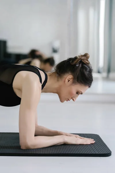 Pěkně Kavkazský Žena Dělá Cvičení Pilates Podložce — Stock fotografie