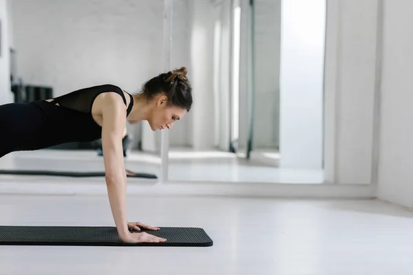 Mulher Muito Caucasiana Fazendo Exercício Pilates Tapete — Fotografia de Stock