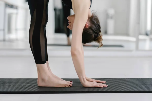 Sportswoman Faire Des Exercices Étirement Sur Tapis — Photo