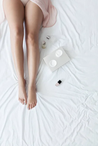 Photo Legs Unrecognisable Woman Wearing Lingerie Lying Bed — Stock Photo, Image