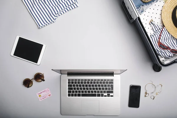 Arriba Foto Maleta Mujer Trave Tecnología —  Fotos de Stock