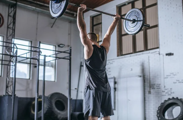 Rückansicht Des Sportlers Beim Hantelheben Fitnessstudio — Stockfoto