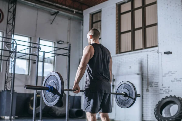 Rückansicht Des Sportlers Beim Hantelheben Fitnessstudio — Stockfoto