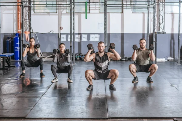 Groep Van Sporters Doen Squats Met Gewichten Sportschool — Stockfoto