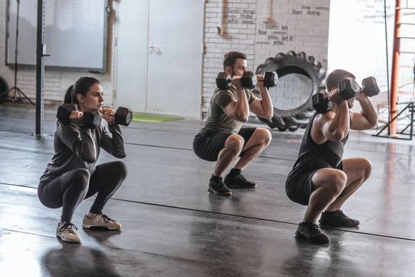 Grup Birlikte Spor Salonunda Egzersiz Yapıyor Kadın Erkek — Stok fotoğraf