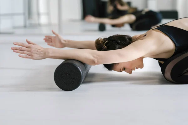 Silindir Ile Katta Pilates Egzersiz Yaparak Oldukça Beyaz Kadın — Stok fotoğraf