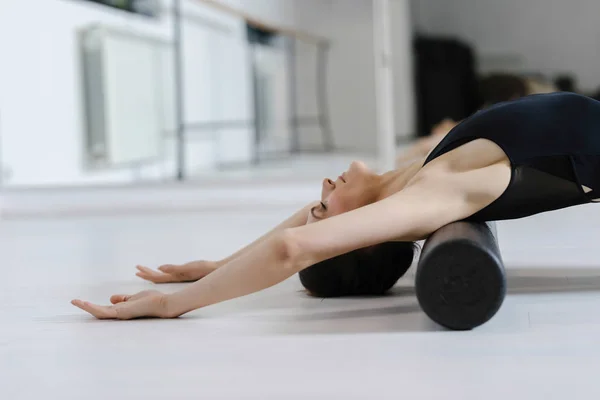 Pretty Caucasian Woman Doing Pilates Exercise Floor Roller — Stock Photo, Image