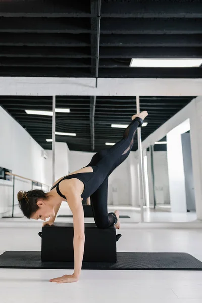 Vackra Kaukasiska Kvinna Gör Pilates Övningar Med Utrustning — Stockfoto
