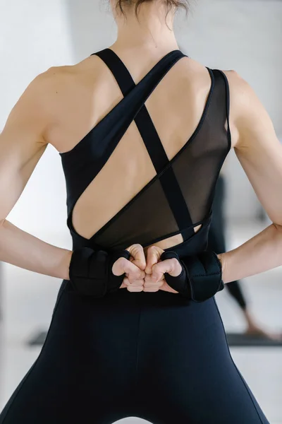Pilates Kol Egzersiz Yaparak Kadının Arkadan Görünüm — Stok fotoğraf