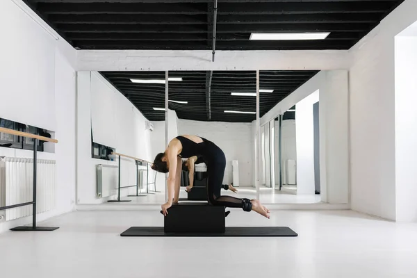 Pěkně Kavkazský Žena Dělá Cvičení Pilates — Stock fotografie