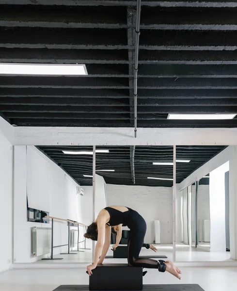 Mulher Muito Caucasiana Fazendo Exercício Pilates — Fotografia de Stock