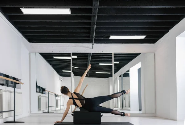 Vista Posteriore Della Donna Che Riformatore Pilates Stretching Esercizio — Foto Stock