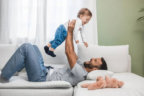 Feliz Guapo Caucásico Hombre Sosteniendo Lindo Bebé Hijo Casa Riendo —  Fotos de Stock