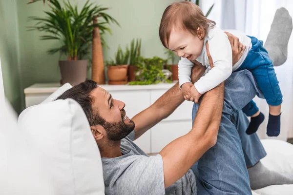 Mutlu Oynayan Beyaz Adam Gülümseyerek Şirin Bebek Oğlu Ile Sarılma — Stok fotoğraf