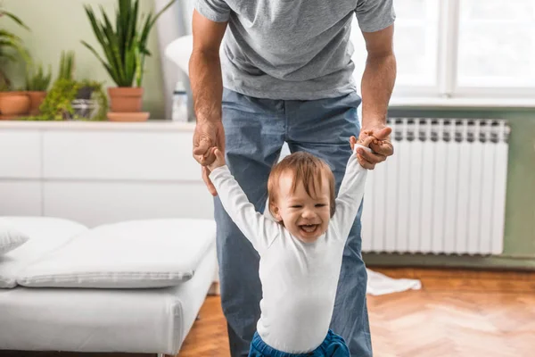 Niedlichen Lächelnden Kleinen Jungen Fuß Mit Seinem Vater — Stockfoto