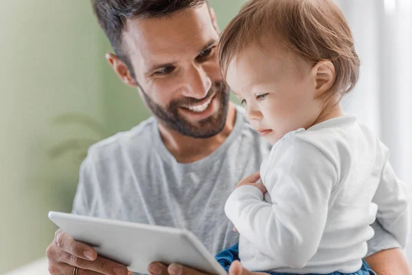 Lycklig Leende Kaukasiska Man Hålla Sonen Söt Baby Och Tittar — Stockfoto