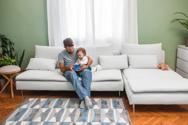 Bonito Homem Caucasiano Sentado Casa Brincando Com Seu Filho Bebê — Fotografia de Stock