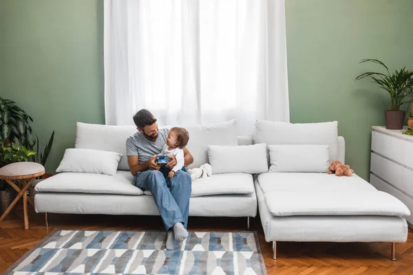 Bonito Homem Caucasiano Sentado Casa Brincando Com Seu Filho Bebê — Fotografia de Stock
