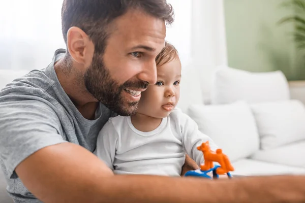 Knappe Kaukasische Glimlachende Man Met Zijn Zoontje — Stockfoto