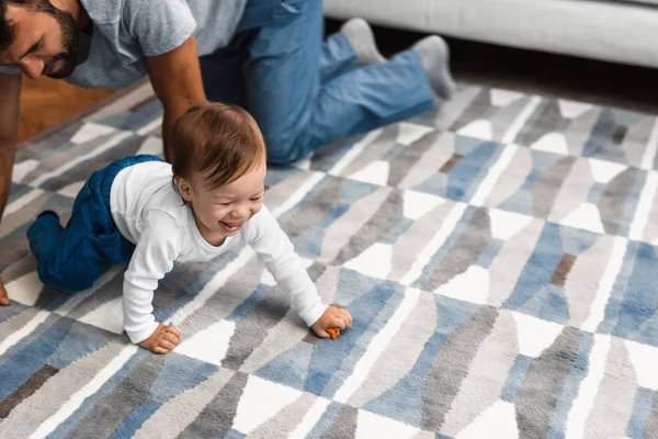 Schattige Lachende Babyjongen Spelen Verdieping Met Zijn Vader — Stockfoto