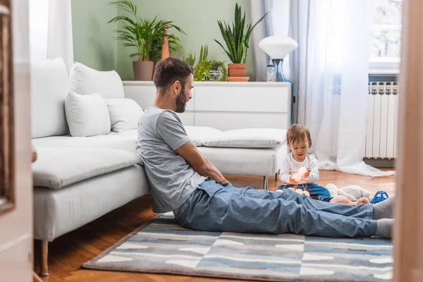 Padre Suo Figlio Bambino Seduti Casa Giocare Con Giocattoli — Foto Stock