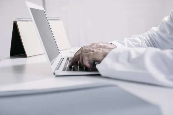 Mãos Médico Homem Irreconhecível Digitando Seu Laptop Escritório — Fotografia de Stock