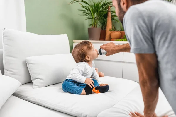 Niedlicher Kleiner Junge Trinkt Wasser Aus Flasche — Stockfoto