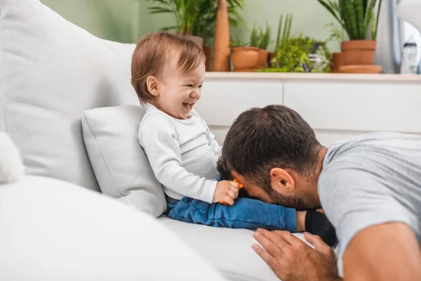 Leuke Blanke Babyjongen Lacht Zijn Vader — Stockfoto