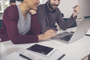 Ofiste birlikte çalışan meslektaşlar.