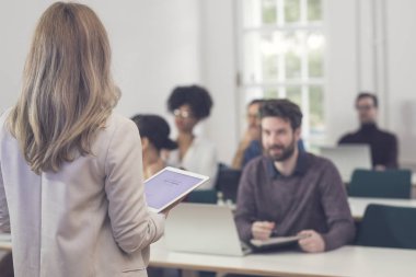 Kadın Holding Tablet sunma süre
