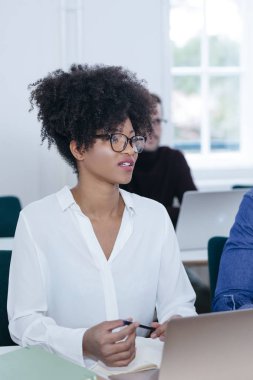 sınıfta genç kadın