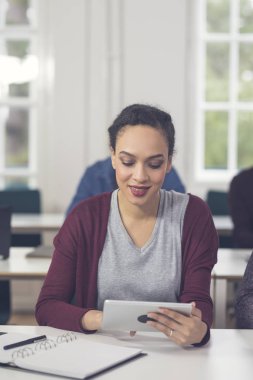 sınıfta genç kadın