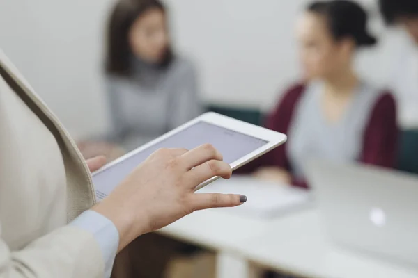 Frau Hält Tablet Während Der Präsentation — Stockfoto