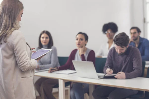 Γυναίκα Tablet Εκμετάλλευση Παρουσιάζοντας — Φωτογραφία Αρχείου