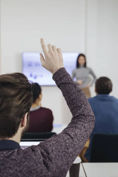 Mann Hebt Während Vortrag Die Hand — Stockfoto