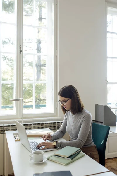 Vacker Kvinna Som Arbetar Laptop — Stockfoto