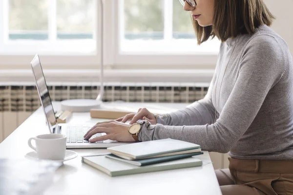 Vacker Kvinna Som Arbetar Laptop — Stockfoto