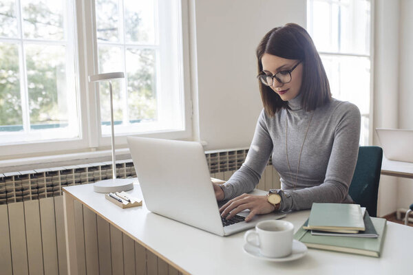 Красивая женщина работает на ноутбуке