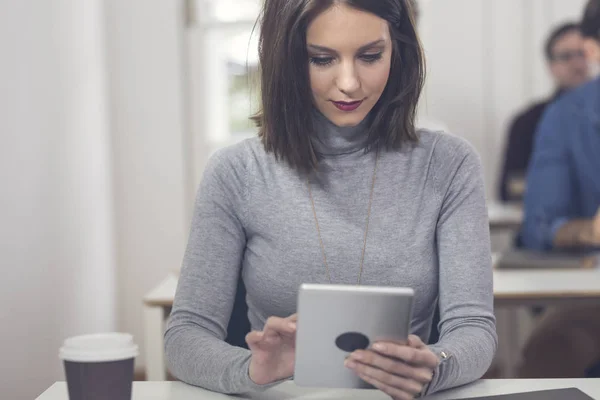 Krásná Žena Hospodářství Tablet — Stock fotografie