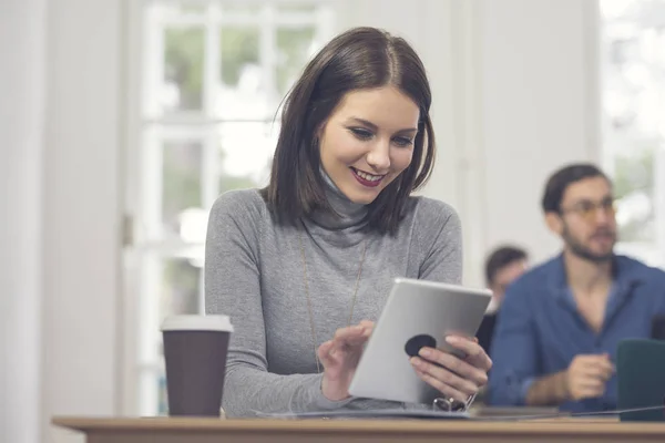 Bella Donna Che Tiene Tablet — Foto Stock