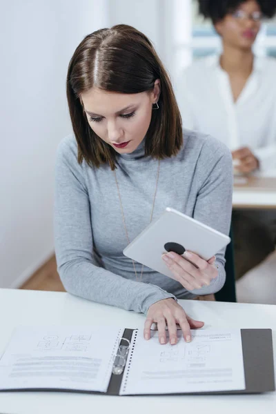 Hermosa Mujer Sosteniendo Tableta — Foto de Stock