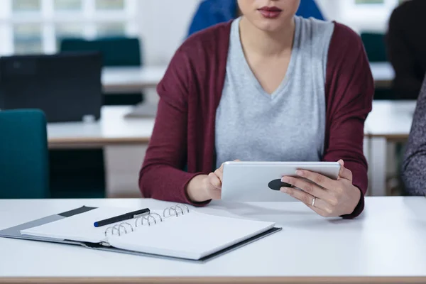 Kvinna Anläggning Tablett Klass — Stockfoto