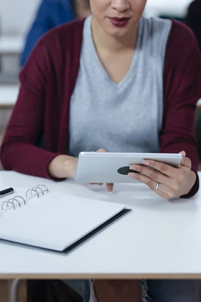 Tablet Üzerinde Çalışan Kadın — Stok fotoğraf