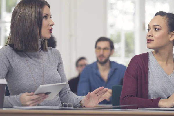 Dos Mujeres Hablando Trabajo —  Fotos de Stock