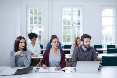 Ofiste gençlerin grup