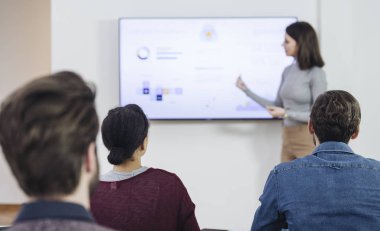 Genç kadının önünde hedef kitleye sunma